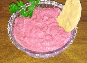 Una foto de Hummus con remolacha de la abuela Amine