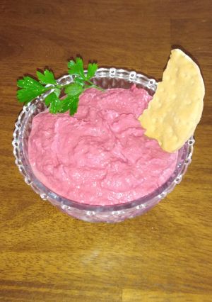 Una foto de Hummus con remolacha de la abuela Amine