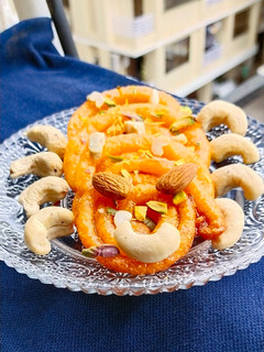 કેસર જલેબી (kesar jalebi recipe in Gujarati) રેસીપી મુખ્ય ફોટો
