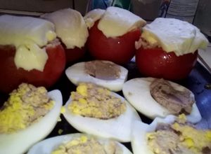 Una foto de Tomate relleno y huevo relleno!