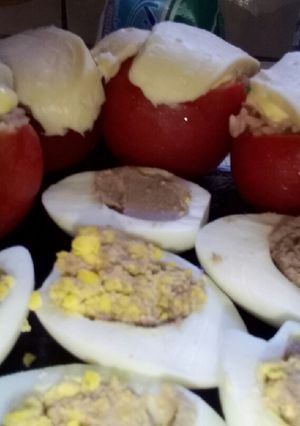 Una foto de Tomate relleno y huevo relleno!