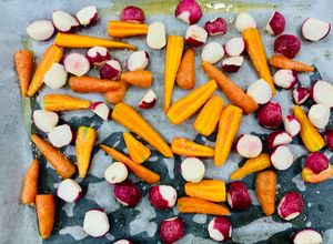 Hình của món Cà rốt baby và củ cải đỏ baby đút lò với dầu nấm truffle.