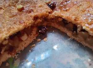 Una foto de TORTA CRUMBLE DE 🍀🍎🍊MANZANAS🍎🍊,PASAS Y ALMENDRAS 🍎🍊☺️😍😍😍