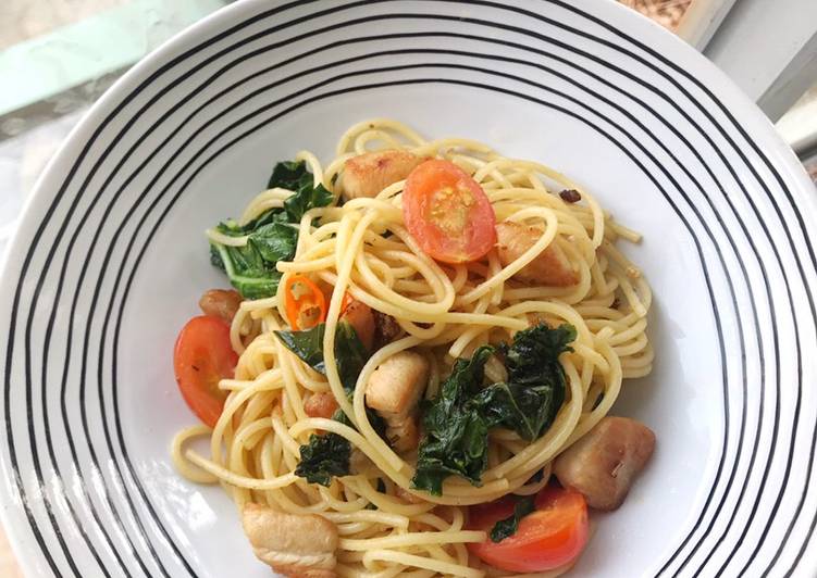 Langkah Mudah untuk Membuat Aglio Olio Pasta w/ Chicken Rosemary and Kale Anti Gagal