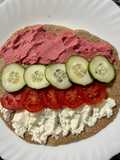 HOMEMADE (🏡👋🏻) piadina con hummus di barbabietole, ricotta, cetrioli e pomodori