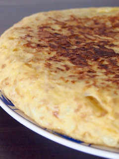 Una foto de Tortilla de patata con cebolla caramelizada