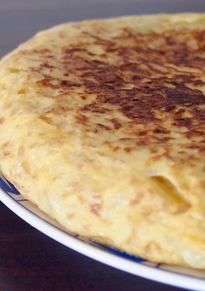 Una foto de Tortilla de patata con cebolla caramelizada