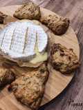 Scones thym, ail et son camembert rôti