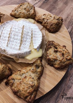 Une photo de Scones thym, ail et son camembert rôti