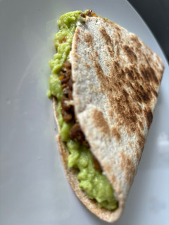 Una foto de Quesadilla con guacamole, carne picada y queso de untar
