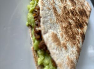 Foto principal de Quesadilla con guacamole, carne picada y queso de untar