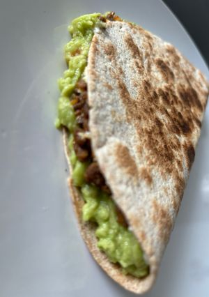 Una foto de Quesadilla con guacamole, carne picada y queso de untar