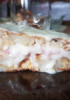 Una foto de Tortilla rellena de vegetales jamón y queso