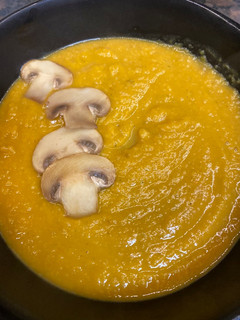 Una foto de Crema de boniato y champiñones