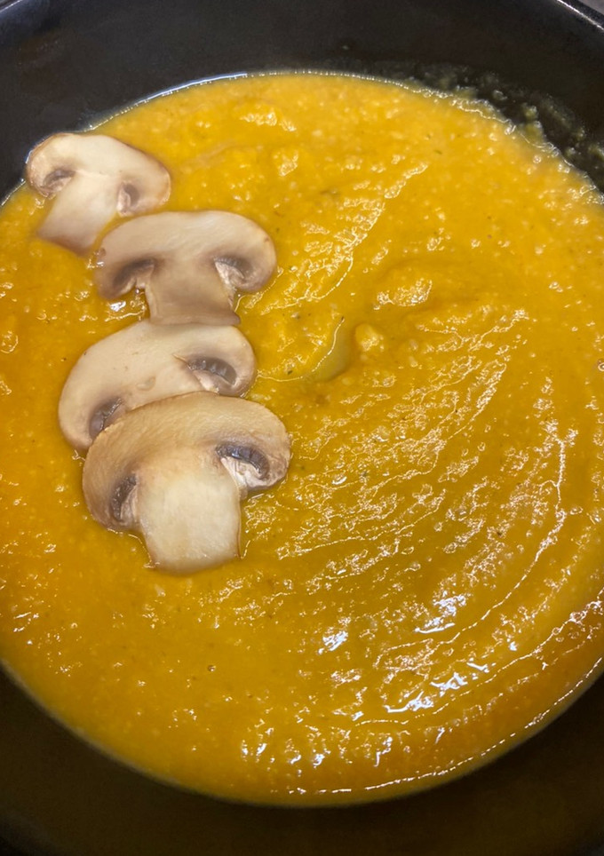 Una foto de Crema de boniato y champiñones