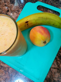 Una foto de Licuado de banana, pelón y naranja