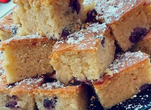 Meggyes-kefires bögrés süti recept fotója