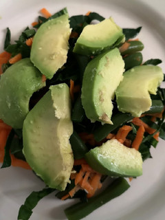 Una foto de Ensalada de palta, espinaca, vainitas y zanahoria