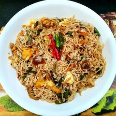 A picture of Singaporean Rice with Noodles.