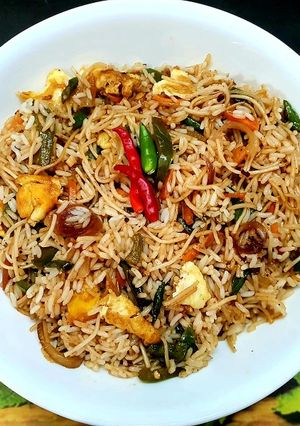 A picture of Singaporean Rice with Noodles.