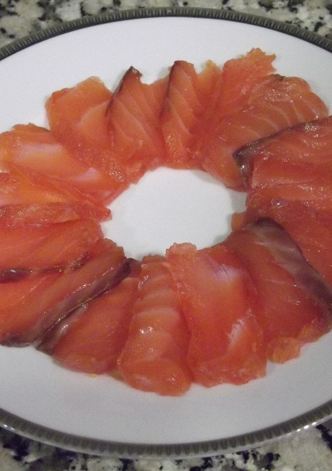 Una foto de Salmón marinado con cítricos