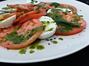 Una foto de caprese con burrata