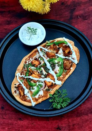 पनीर टिक्का नान्ज़ा विथ मखनी सॉस(Paneer tikka with makhani gravy recipe in Hindi) रेसिपी मुख्य फोटो