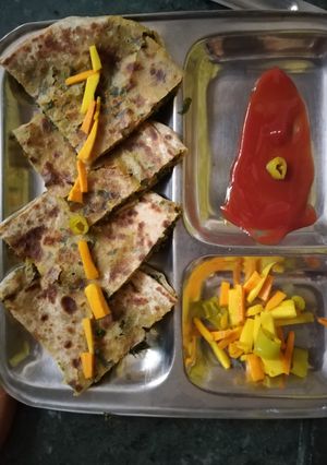 A picture of Stuffed muli ke patto ke parathe.