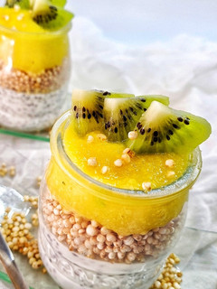 Una foto de Pudin de Chía con mango y kiwi