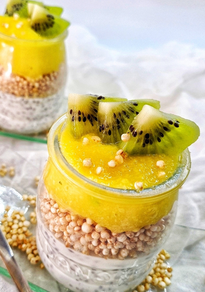 Una foto de Pudin de Chía con mango y kiwi