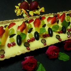 A picture of Custard pudding in fruity tart.