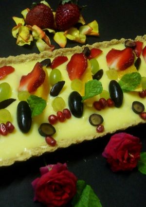 A picture of Custard pudding in fruity tart.