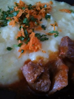 Una foto de Puré de papas con carne guisada