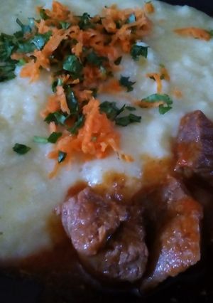 Una foto de Puré de papas con carne guisada 
