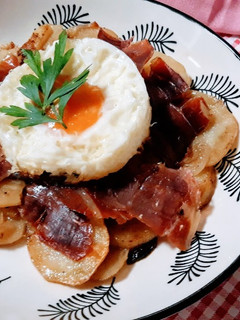 Una foto de Patatas al horno con huevo y jamón