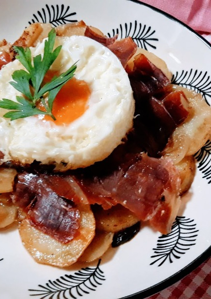 Una foto de Patatas al horno con huevo y jamón
