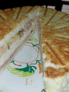 Una foto de Sándwich mixto doble