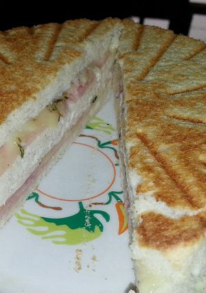 Una foto de Sándwich mixto doble 