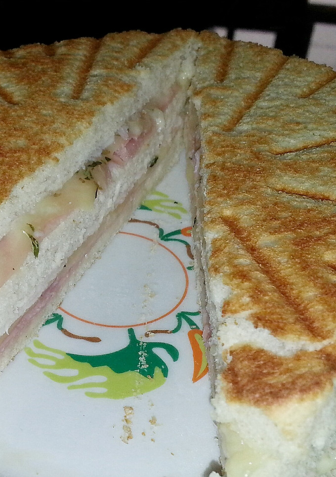 Una foto de Sándwich mixto doble 