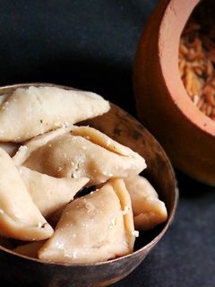 পুলি পিঠে(puli pithe recipe in Bengali) রেসিপির প্রধান ছবি