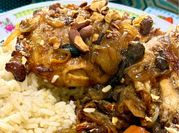 Una foto de pollo al horno condimentos