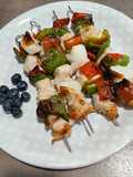 Brochetas de pollo con verduritas y arándanos