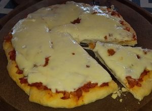 Una foto de Pizza Casera Con Soda 🍕♥️