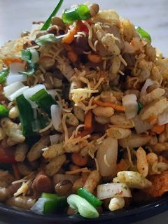 મમરાની ચટપટી ભેળ(Mamra ni chatpati bhel recipe in Gujarati) રેસીપી મુખ્ય ફોટો