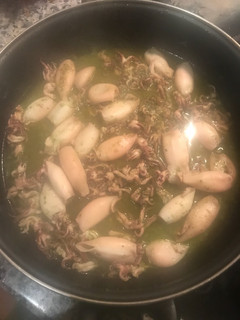 Una foto de Chipirones en salsa verde