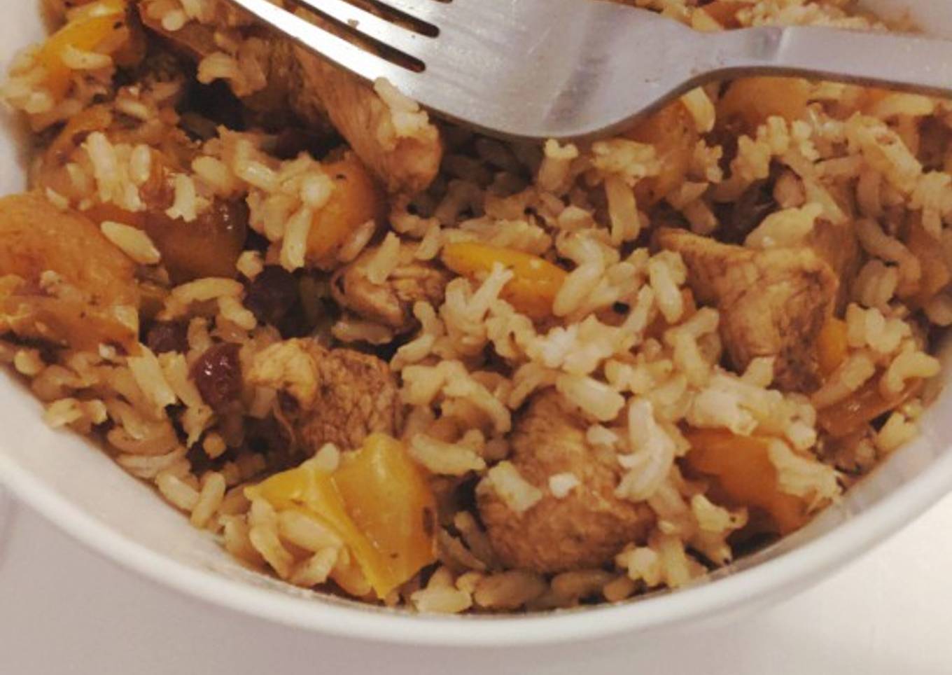 Arroz integral con pollo marinado y frutos secos