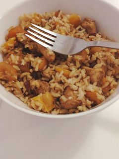 Una foto de Arroz integral con pollo marinado y frutos secos