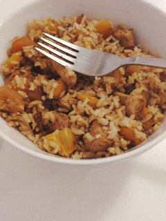 Una foto de Arroz integral con pollo marinado y frutos secos