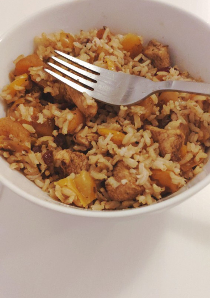 Una foto de Arroz integral con pollo marinado y frutos secos