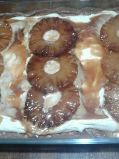 Una foto de Postre de ananás caramelizadas con chocolate, crema y vainillas